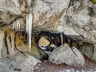 Quackenschloß, uma caverna perto de Engelhardsberg em Wiesenttal, Alta Francônia, Alemanha (definição 5 181 × 3 884)