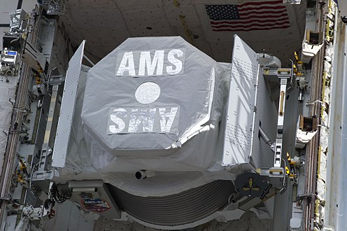 Le spectromètre magnétique Alpha dans la soute de la navette spatiale avant son installation sur la poutre de la station spatiale internationale