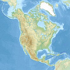 Mapa konturowa Ameryki Północnej, blisko lewej krawiędzi u góry znajduje się punkt z opisem „Attu”