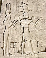 Baixorrelevo: Cleopatra e seu fillo Cesarión no templo de Denderah.