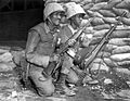 朝鮮戦争でアメリカ製武器を携行するエチオピア兵。 M1カービンのマガジンをテープで固定されている。