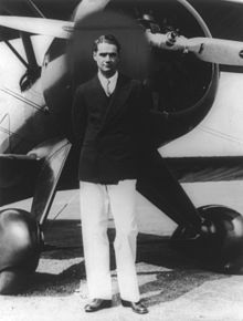 Howard Hughes photographié devant un Boeing 100A