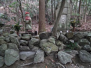 不動滝への参道の石仏と石碑
