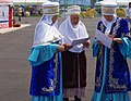Kazachų moterys tradiciniais rūbais