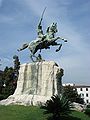意大利拉斯佩齐亚的加里波第的骑马塑像。像这种马匹跃立的塑像是非常少的，而单腿跃立的则更少