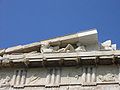 Roh východního štítu Parthenonu s vsazenými kopiemi soch