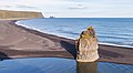 23. Bazaltoszlop a fekete lávából létrejött parton Vík í Mýrdal közelében. A háttérben a Reynisdrangar látható (Izland) (javítás)/(csere)