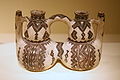 کوزه‌گری دست ساخت مردم کبیل Kabyle قدمتشان به دو هزار سال پیش از میلاد می‌رسد. این تصویر بازساختی از نمونه‌های قدیمی است. تا به امروز زنان کبیل ظروف خود را با طرح‌های گرافیکی هندسی زیبا می‌آرایند.[۶۵]