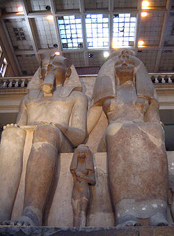 Henuttaneb szülei előtt. III. Amenhotep kolosszusa az Egyiptomi Múzeumban (Kairó)