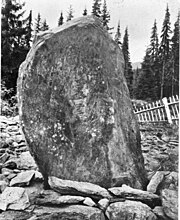 Einangstein am Originalfundort, Textverlauf linksläufig von oben nach unten, Vestre Slidre, Norwegen, 350 n. Chr.