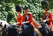 Elizabeth berpakaian seragam merah di atas kuda hitam