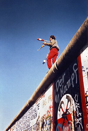 Berlin Duvarı'nda jonglör