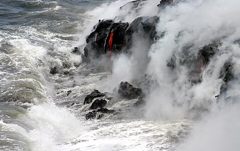 Hawaii Yanardağlar Milli Parkı'nda Kalapana mevkiinde lav akıntısının Büyük Okyanus'a döküldüğü nokta. (Üreten: Mbz1)