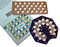 Tre varietà di pillola anticoncezionale in confezioni che ricordano il calendario