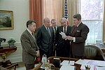 Le 25 novembre 1986 dans le Bureau ovale, le président américain Ronald Reagan rencontre (de gauche à droite) le secrétaire à la Défense Caspar Weinberger, le secrétaire d'État George P. Shultz, le Procureur général Edwin Meese et le Chef de cabinet de la Maison Blanche Donald Regan pour échanger sur l'affaire Iran-Contra.