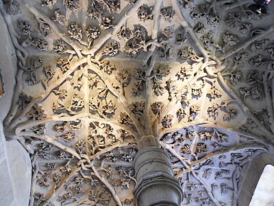 Teto gótico flamejante acima da escadaria na Tour Jean-sans-Peur em Paris (1409-1411)