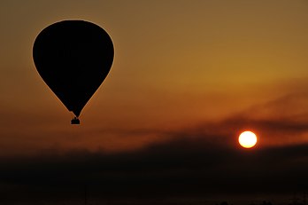 Voo de balão ao amanhecer sobre a margem ocidental do rio Nilo em Luxor, Egito (definição 4 288 × 2 848)