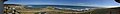 Панорамный вид с маяка на мысе Игольный. В правой части — монумент, отмечающий самую южную точку Африки