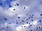 Alliberament de 1.001 globus blaus, «escultura aerostàtica» d'Yves Klein