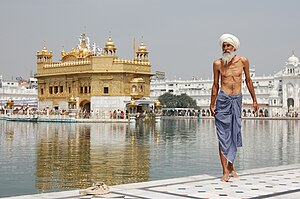 Sikhský poutník u Zlatého chrámu (Harmandir Sahib) v indickém Amritsaru
