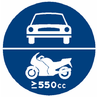 快速公路專行告示牌，會依照排氣量數進行開放限定摩托車行駛，若無顯示排氣量數則250cc以上可行駛此路段