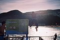 skakanje u vodu dječaka u Sesimbri u Portugalu