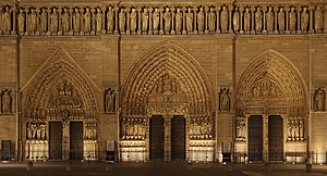 夜のノートルダム大聖堂のファサード。左から聖母マリアの門、最後の審判の門、聖アンナの門。 作者：Benh LIEU SONG