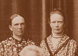 Augusta Laine (vasemmalla) ja Helena Brander 1918