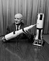 Arthur Rudolph som håller i en miniatyr modell av Saturn V