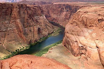 Le Colorado au fond d'un canyon de l'Arizona (États-Unis). Les couleurs fortement contrastées résultent ici d'une retouche de l'image originale à l'aide de GIMP. (définition réelle 3 072 × 2 048)