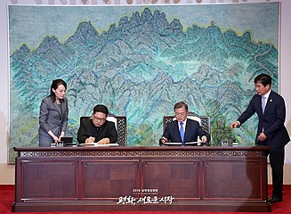 남과 북 두정상 문재인 대통령과 김정은 국무 위원장이 판문점 선언에 서명을 하고 있다.