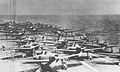 เครื่องบินขับไล่มิตซูบิชิ เอ6เอ็ม ซีโร่กับเครื่องบินลำอื่น ๆ เตรียมบินขึ้นจากเรือบรรทุกอากาศยานโชกากุ ในวันที่ 7 ธันวาคม ค.ศ. 1941 เพื่อโจมตีเพิร์ลฮาร์เบอร์