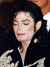 Ο Μάικλ Τζάκσον (αριστερά) ηχογράφησε το Another Day, ένα τραγούδι γραμμένο, παραγμένο από τον Λέννι Κράβιτζ (δεξιά), ο οποίος επίσης εμφανίζεται στο κομμάτι.