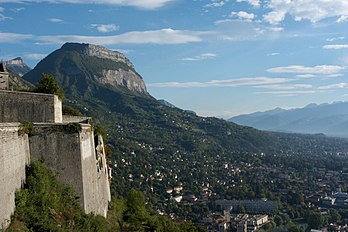 Le mont Saint-Eynard et les contreforts de la Bastille de Grenoble (France). (définition réelle 4 000 × 2 672)