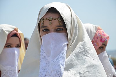 Wanita yang mengenakan haik, pakaian tradisional dari negeri Maghribi