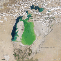 Animacja przedstawiająca zmiany powierzchni jeziora od 2000 do 2011 roku