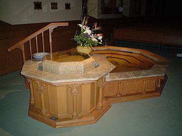 Fonts baptismaux de la cathédrale Saint-Raphaël, à Dubuque (Iowa), fonts baptismaux agrandis en 2005 pour ajouter un petit bassin pour l'immersion des adultes.