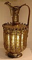 セルジューク朝の真鍮製水差し。打出し加工され、銀とビスマスの象嵌がある。1180-1210年頃。メトロポリタン美術館蔵