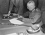 General-feldmarshal Vilgelm Keytel Germaniya Vermaxtining magʻlub boʻlgani haqidagi aktga imzo chekmoqda. Berlin, 1945-yil 8-may