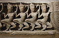 Apsaras múa từ thế kỷ 12 - phù điêu tại đền Angkor ở Cambodia.