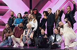 Gruppbild på alla deltagare i finalen av Melodifestivalen 2024.