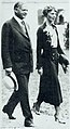 Erhartova u šetnji sa predsednikom Huverom ispred Bele kuće 2. januara 1932.