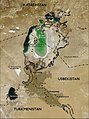 Picha ya Ziwa Aral inaonyesha eneo lake jinsi ilivyoonekana mwaka 2004 pamoja na mipaka ya ziwa mnamo 1960 (mstari mweusi)