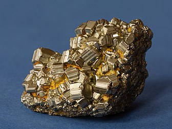Pirita, um mineral do grupo dos sulfetos, também conhecido como "ouro dos tolos" ou "ouro dos pobres" por ser muito parecido com o ouro (definição 6 000 × 4 500)