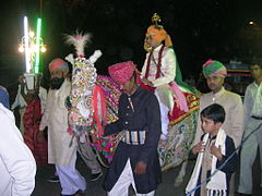 राजपूत समाजाच्या विवाह सोहळ्यात घोड्यावर बसलेला नवरदेव, भारत