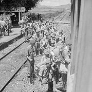 投降的日軍隊伍在英軍押解下於粉嶺火車站登上火車