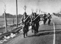 Данські солдати їдуть на велосипедах на фронт, щоб боротися з німцями під час німецького вторгнення в Данію в 1940 році