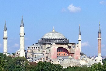 Hagia Sophia, plus connue en français sous le nom de basilique Sainte-Sophie, est une ancienne église de Constantinople qui fut convertie en mosquée suite à la prise de la ville par les Turcs, et est maintenant un musée, à Istanbul. (définition réelle 1 024 × 688*)