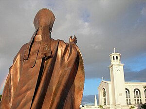 Catedral de Sweet Name of Mary i una estàtua del papa Joan Pau II presa a Hagåtña (Guam).