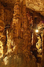 Doppelter Stalagnat in der Tropfsteinhöhle Biserujka